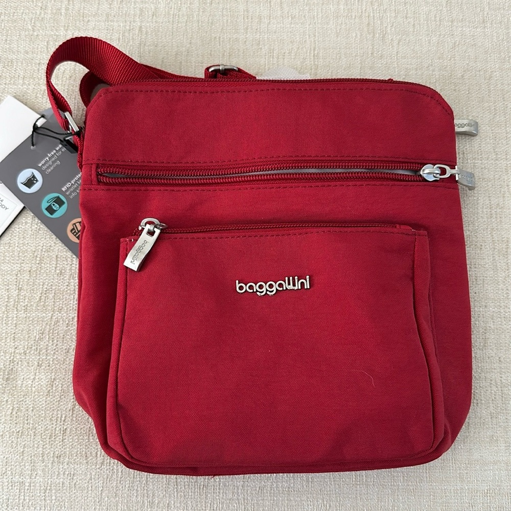 Red baggalini crossbody w/ wrist wallet